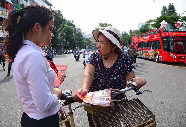 Xe buýt 2 tầng đầu tiên của Hà Nội được đưa vào sử dụng